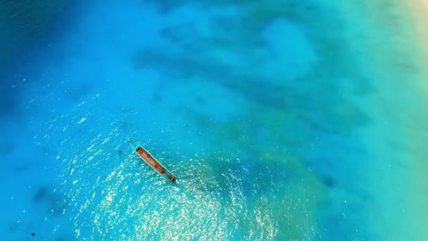 vue aérienne du bateau à longue queue flottant au-dessus de la belle mer bleue  