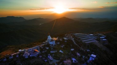 Khao Kho Tayland 'daki dağın tepesindeki tapınağın havadan görüntüsü.