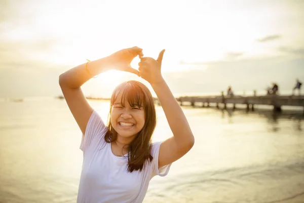 Azjatycki Nastolatek Znak Serce Kształt Ręcznie Piękny Zachód Słońca Niebo — Zdjęcie stockowe