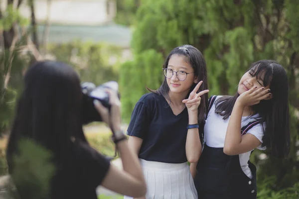 Três Asiático Adolescente Com Dslr Câmera Mão Pose Como Moda — Fotografia de Stock