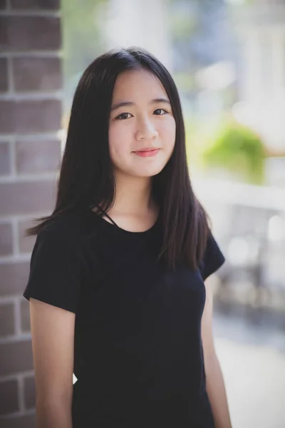 Portret Azji Nastolatek Patrząc Oczy Szczęście Uśmiechnięta Twarz — Zdjęcie stockowe