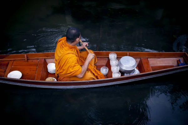 Thai Monge Velejando Barco Madeira Canal Para Receber Oferta Comida — Fotografia de Stock