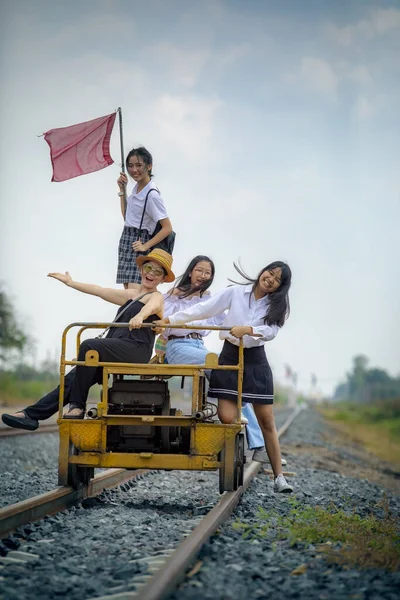 Asiatische Frau Familienglück Auf Zuggleis Fahrzeug — Stockfoto