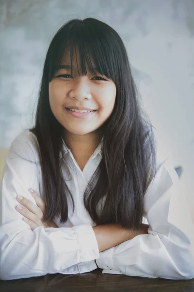 Toothy Sonriente Cara Asiático Adolescente Buscando Con Ojo Contacto — Foto de Stock
