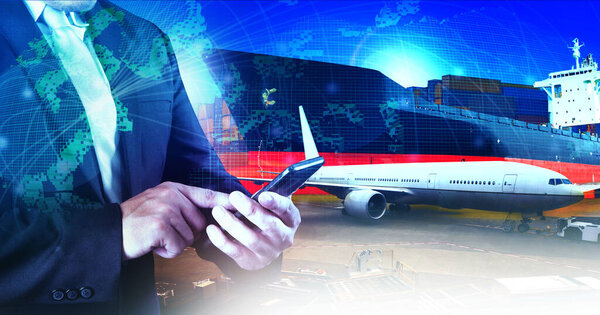 бизнесмен и грузовой самолет против судоходного порта
