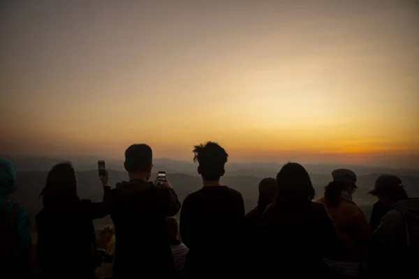 Turista Pie Sitio Salida Del Sol Tomar Una Foto Del —  Fotos de Stock