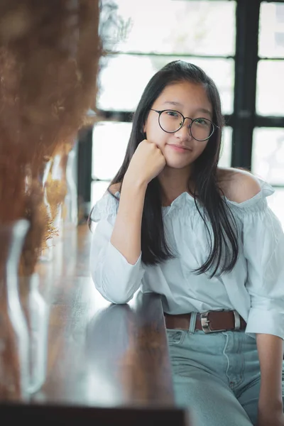 Zahm Lächelndes Gesicht Eines Asiatischen Teenagers Der Mit Blickkontakt Schaut — Stockfoto