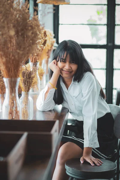 Zębata Uśmiechnięta Twarz Azjatyckiego Nastolatka Patrząc Oko Zakaźne — Zdjęcie stockowe