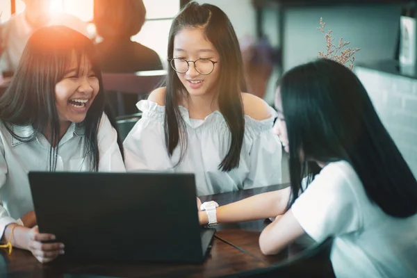 Asyalı Gençler Dizüstü Bilgisayarda Mutluluk Duygusuyla Çalışıyorlar — Stok fotoğraf
