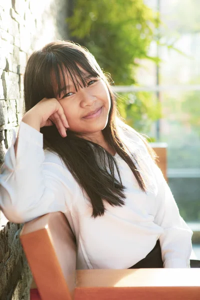 Portret Uśmiechnięta Twarz Azji Nastolatek Relaks Odkryty — Zdjęcie stockowe