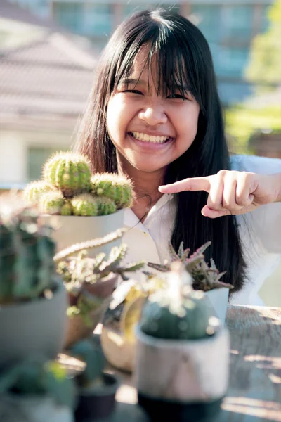 Zahm Lächelndes Gesicht Eines Asiatischen Teenagers Und Kakteentopf Der Hand — Stockfoto