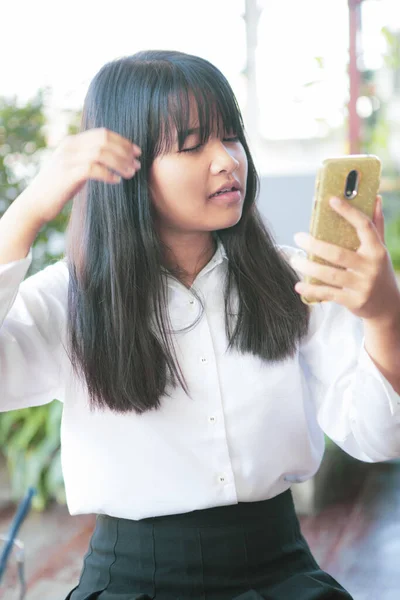 Asyalı Ergen Akıllı Telefon Ile Saç Giydiriyor — Stok fotoğraf