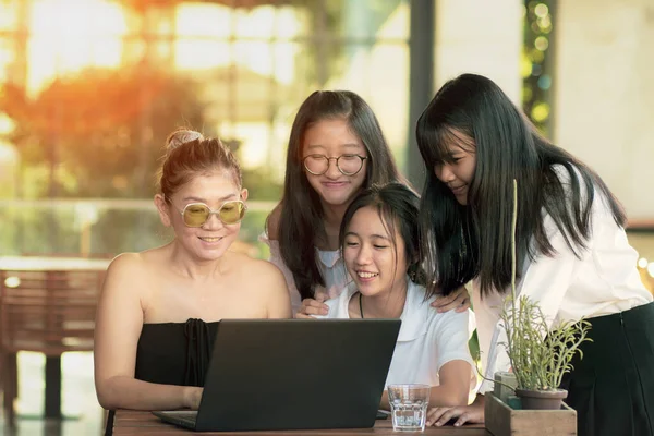 亚洲妇女和青少年在客厅里的笔记本电脑上工作 — 图库照片