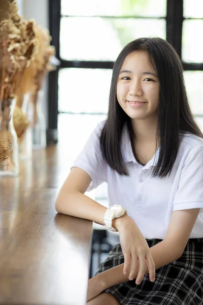 Dentato Sorridente Faccia Asiatico Adolescente Guardando Con Contatto Visivo — Foto Stock