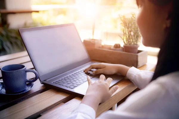 Vrouw Hand Werken Computer Laptop Met Koffie Kopje Naast — Stockfoto