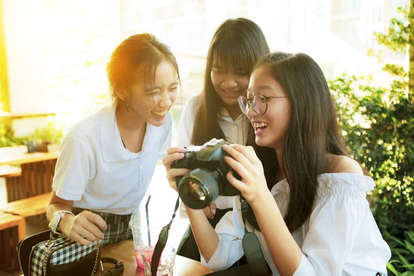 三个亚洲青少年与数码相机在手姿势作为时装模特 — 图库照片