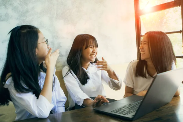 Grupo Asiático Adolescente Trabalhando Laptop Computador Com Felicidade Emoção — Fotografia de Stock