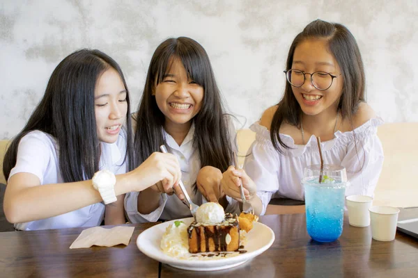 Grupo Ásia Adolescente Comer Icecram Brinde Casa Sala Estar — Fotografia de Stock