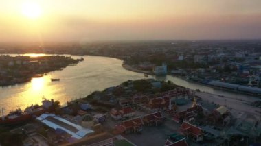 Samuth Sakorn eyaletindeki thachin nehrinin havadan görünüşü Bangkok Tayland ve başkentinin dışında.