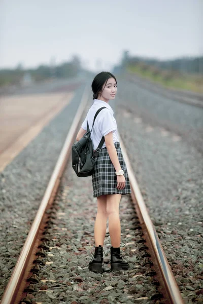 Asiatischer Teenager Steht Auf Bahngleis — Stockfoto