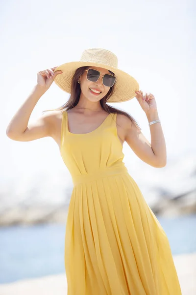 Deniz Kıyısında Duran Sarı Elbiseli Güzel Asyalı Genç Kadının Portresi — Stok fotoğraf