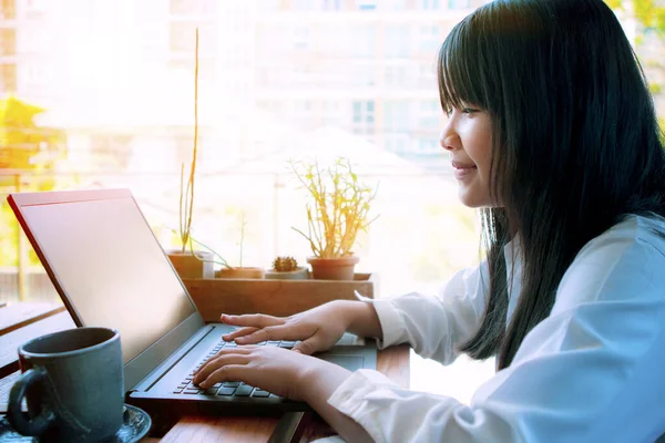 Asiatin Arbeitet Auf Der Heimischen Terrasse Computer Laptop — Stockfoto