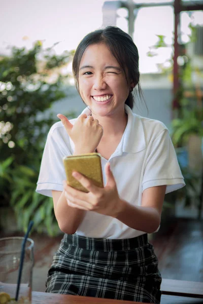 亚洲青少年快乐手倒立标志还好 另一只手拿着智能手机 — 图库照片