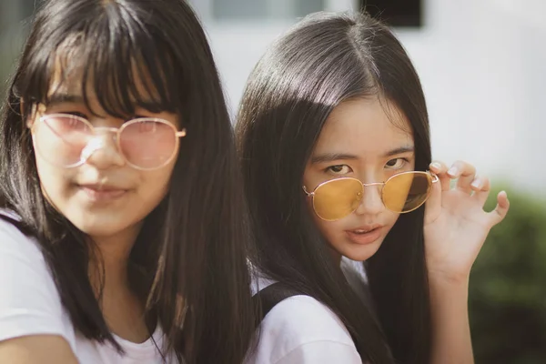 Dos Asiático Adolescente Usando Sol Gafas Buscando Con Ojo Contacto —  Fotos de Stock