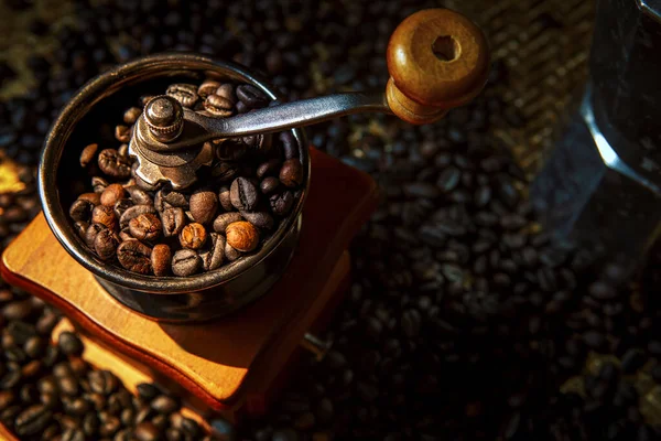 手動粉砕機のヴィンテージスタイルで焙煎されたコーヒー豆を閉じます — ストック写真