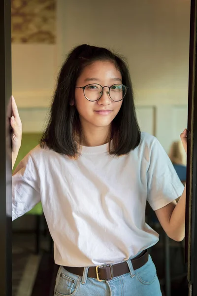 Улыбающееся Лицо Азиатского Подростка Стоящего Двери — стоковое фото