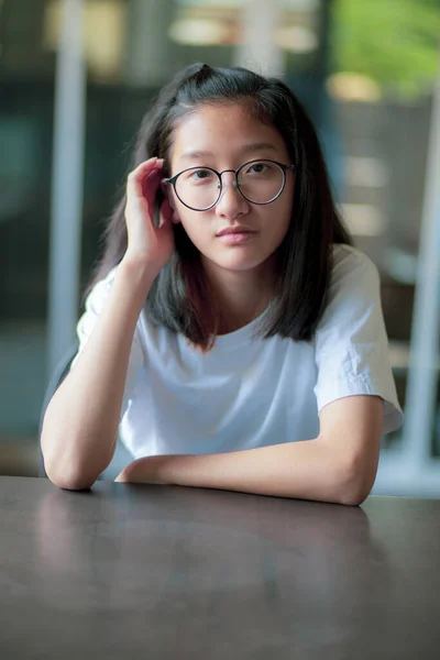 Обличчя Азіатського Підлітка Сидить Домашній Терасі Думає — стокове фото