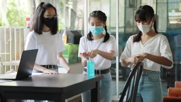 Три Азиатских Подростка Мыть Руки Помощью Алкогольного Геля — стоковое видео