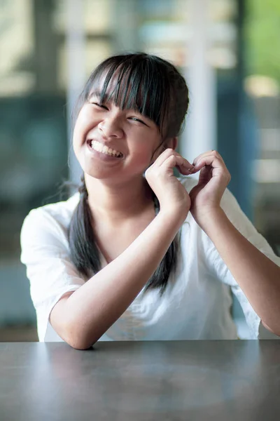 Asiático Adolescente Dente Sorridente Rosto Mão Sinal Coração Forma — Fotografia de Stock