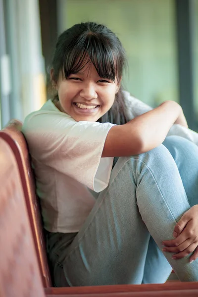 Sonriente Cara Asiático Adolescente Sentado Silla Madera — Foto de Stock