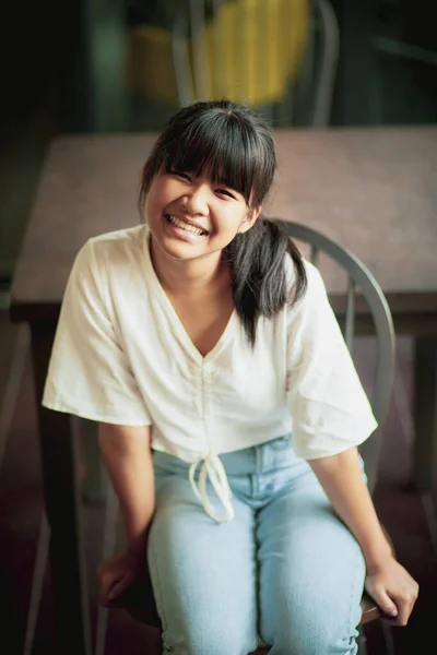 Lächelndes Gesicht Asiatische Teenager Sitzen Hause Wohnzimmer — Stockfoto