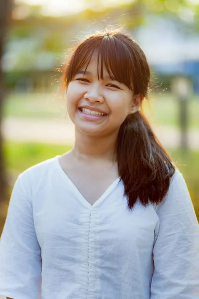 Зубастое Улыбающееся Лицо Азиатского Подростка Стоящего Открытом Воздухе — стоковое фото