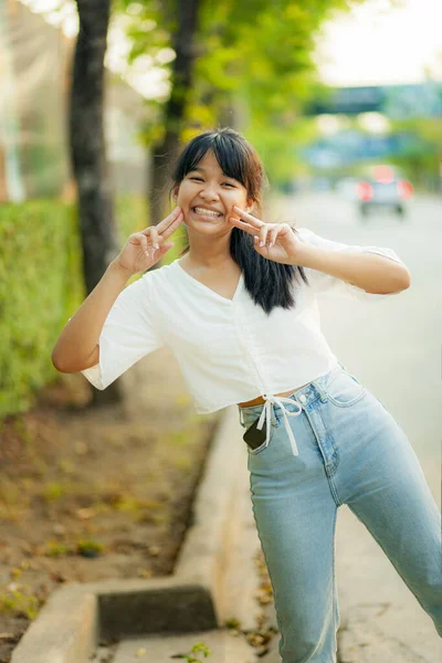 Linda Rosto Ásia Adolescente Vestindo Fácil Casual Roupas Lado Cidade — Fotografia de Stock