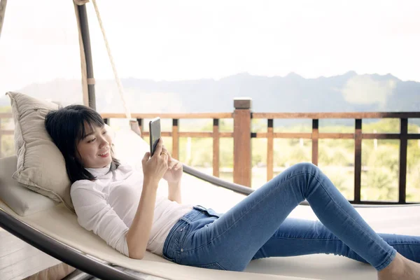 Güzel Asyalı Genç Kadın Beşikte Dinleniyor Akıllı Telefon Ekranı Arıyor — Stok fotoğraf