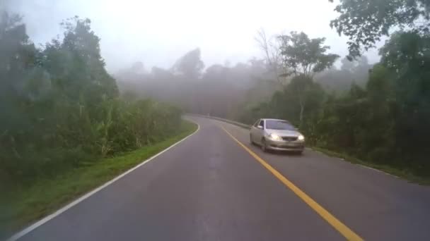 Машина Едет Туманной Горной Дороге Северо Востоке Таиланда — стоковое видео