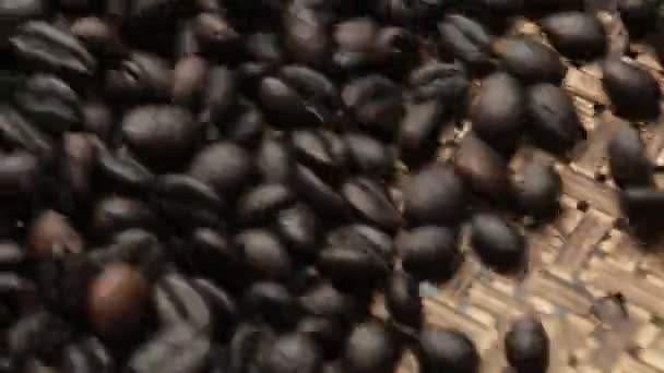 ロバスタ コーヒー豆は昔からの製法で焙煎され — ストック動画