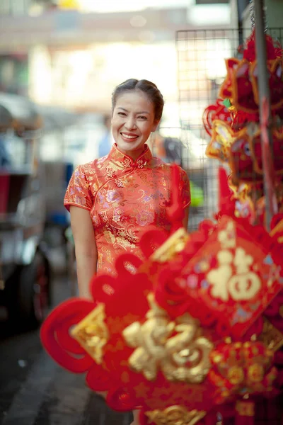 Asiatico Donna Indossare Cinese Tradizione Vestiti Con Cinese Bambù Fan — Foto Stock