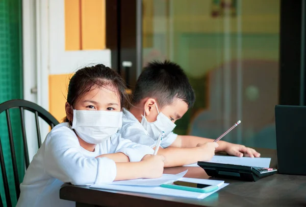 Asiatiska Barn Bär Skyddsmask Studie Hemmet Skolan — Stockfoto