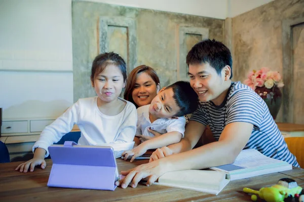 アジアの家族隔離ソーシャルメディアは他の家族とつながり — ストック写真
