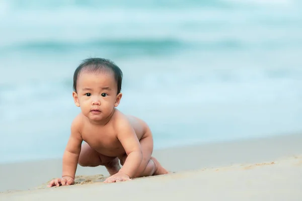 亚洲婴儿在美丽的海滩上爬行的肖像 — 图库照片