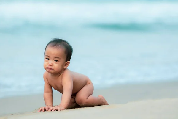 亚洲婴儿在美丽的海滩上爬行的肖像 — 图库照片