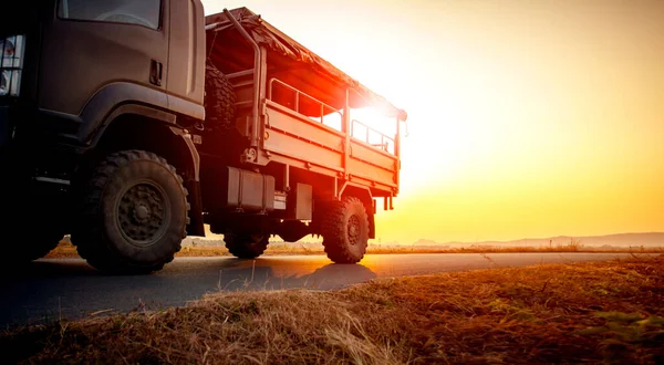 Militaire Vrachtwagen Draait Asfalt Snelweg Tegen Prachtige Zonsondergang Hemel — Stockfoto