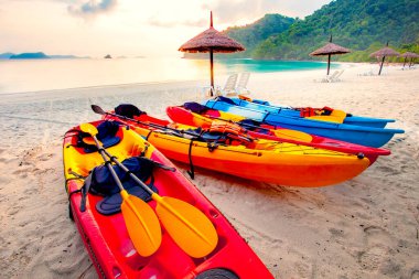 # Güzel kumsaldaki deniz kanosu yığını # # Sabaha karşı # 