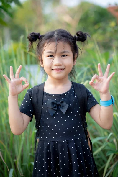 Azjatyckie Dzieci Uśmiechniętą Twarzą Znakiem Ręcznym Dla Dobra — Zdjęcie stockowe