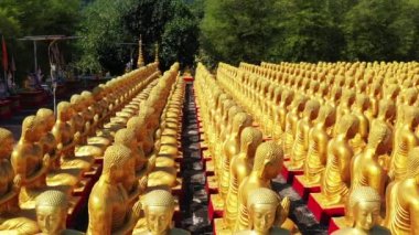 Tayland tapınağındaki Buda heykelinin havadan görünüşü