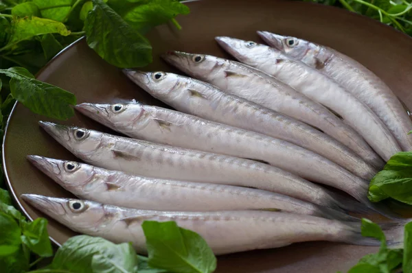 Bir plaka üzerinde taze çiğ balık